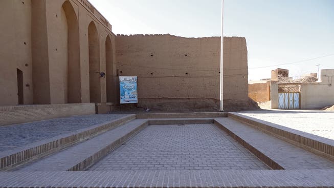 Die flachen Becken, in denen die Perser nachts Eis machten (hier in der iranischen Wüstenstadt Meybod), waren gegen Süden von hohen Mauern umgeben, damit sie sich tagsüber nicht aufheizen.