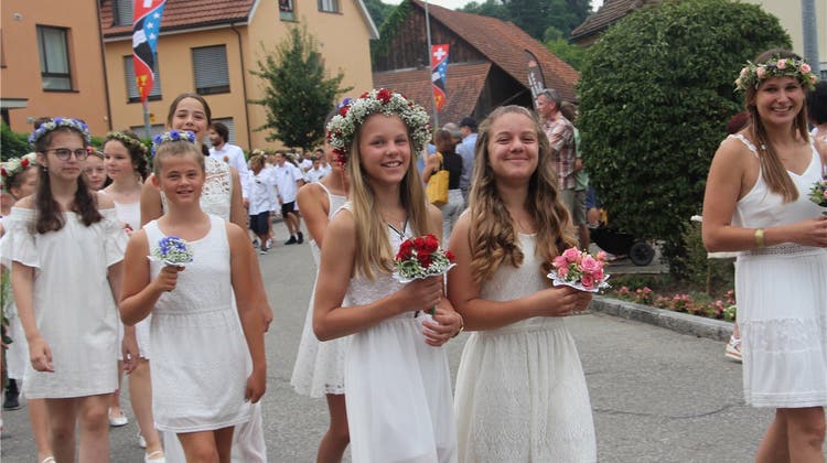 Jugendfest 2019: Das Dorf feierte in Weiss – mit vielen Farbtupfern