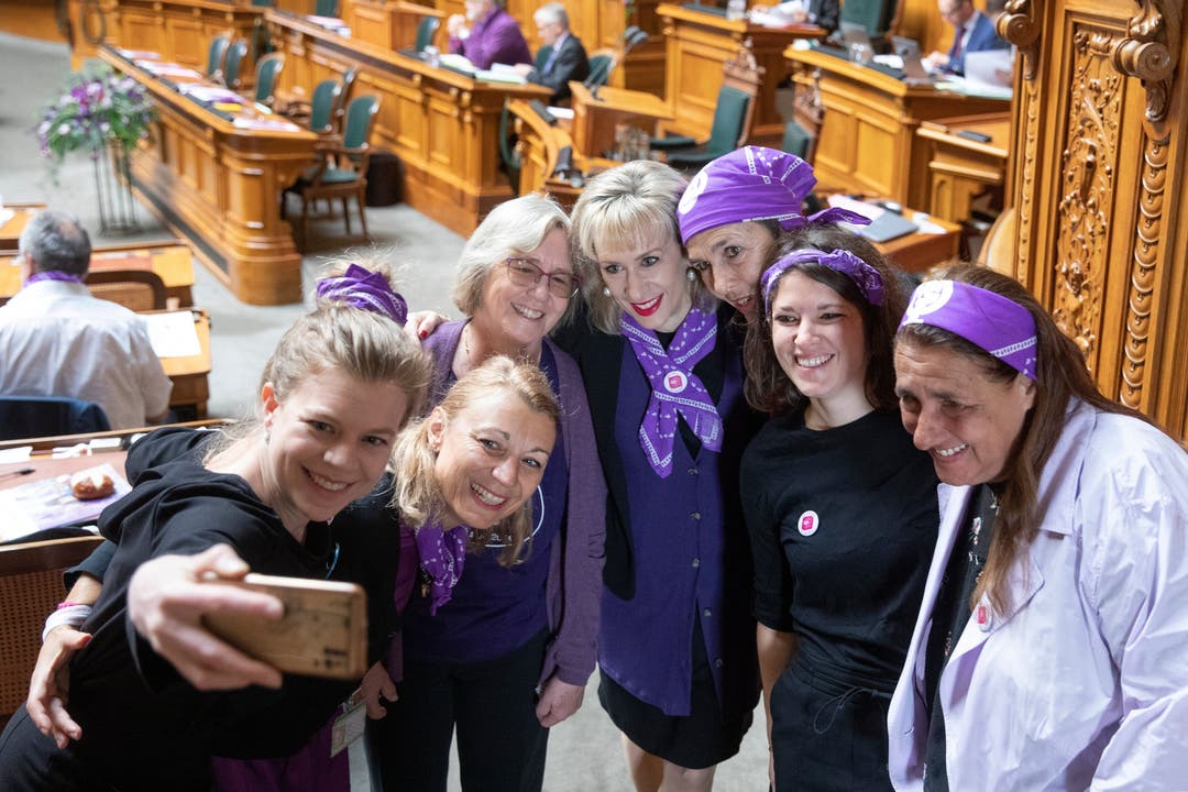 Die SP-Nationalrätinnen Nadine Masshardt, Yvonne Feri, Laurence Fehlmann Rielle, Priska Seiler Graf, Barbara Gysi, Mattea Meyer, und Jacqueline Badran (von links) posieren für ein Selfie.