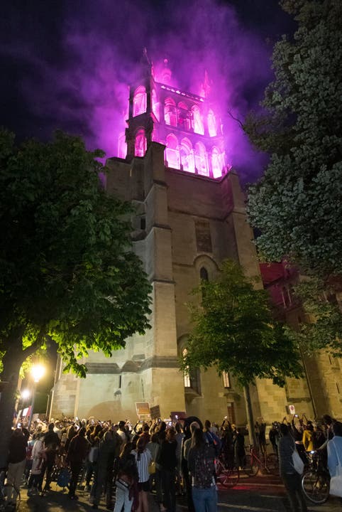 Die Kathedrale in Lausanne mit violettem Kopf.