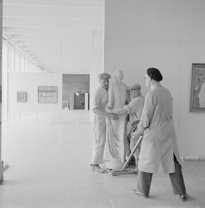 Mitarbeiter des Aargauer Kunsthauses beim Stellen einer klassizistischen Plastik für die Eröffnungsausstellung 1959 im Erdgeschoss-Saal des neuen Kunsthauses.