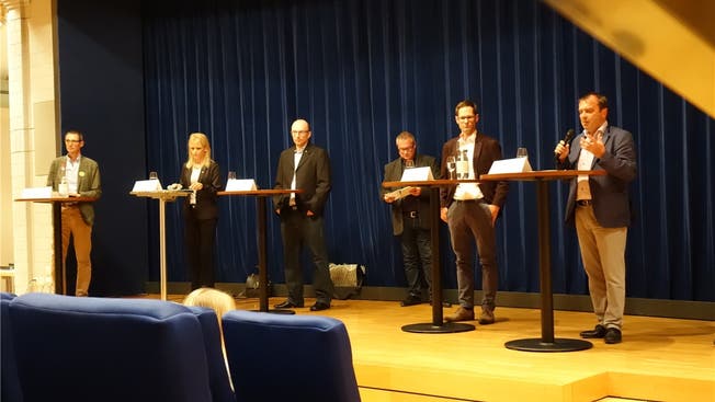 Markus Dietschi, Nicole Müller-Boder, Daniel Käppeli, Moderator Thomas Kron, Silvan Hilfiker und Jürg Caflisch (von links) am überparteilichen Nationalrats-Podiumsgespräch.