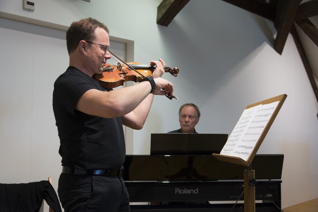 Ruwen Kronenberg (an der Violine), Peter Schenker (am Piano) begleiteten die Wiedereröffnung musikalisch.