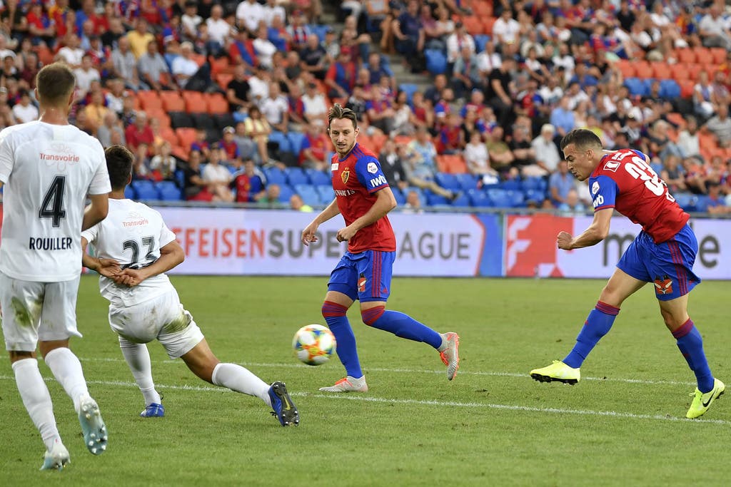 Kevin Bua (r.) schiesst das 3:1 für den FC Basel.