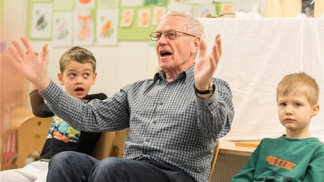 Paul Huber aus Brugg engagiert sich als Senior im Kindergarten Stapfer.
