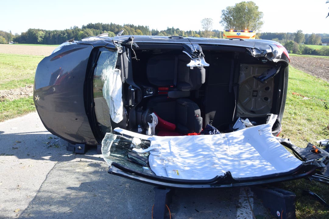 Aeschi SO, 15.Oktober: Eine 72-Jährige verlor die Kontrolle übers Auto. Dieses kollidierte mit einem Baumstrunk und drehte sich auf die Seite. Die Beifahrerin musste von der Feuerwehr befreit werden.