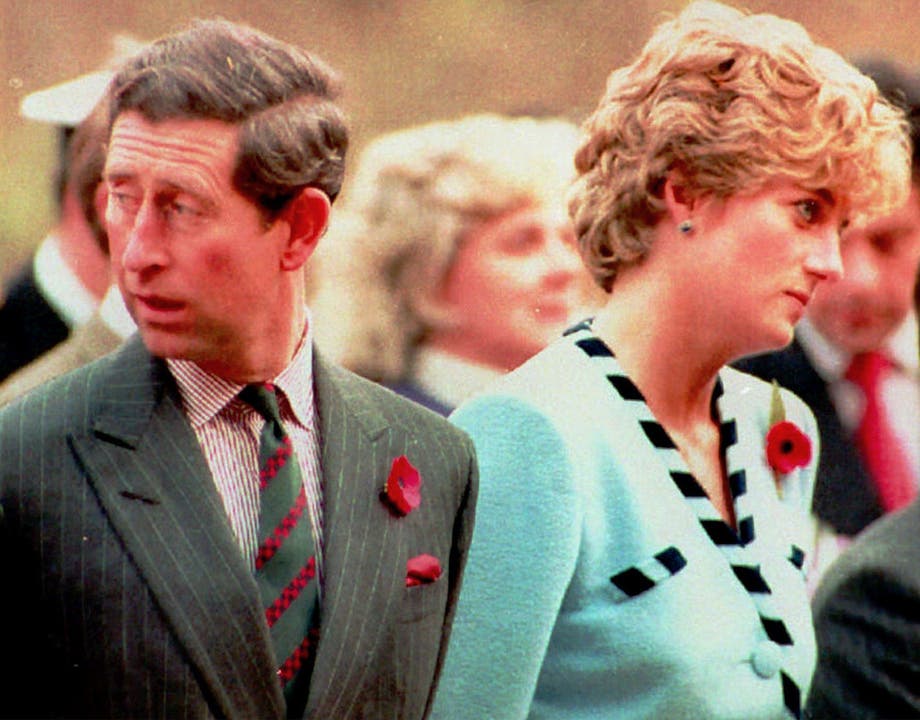 Damit nicht genug der Negativnachrichten: Im Dezember 1992 gibt Premierminister John Major die Trennung von Charles und Diana bekannt.