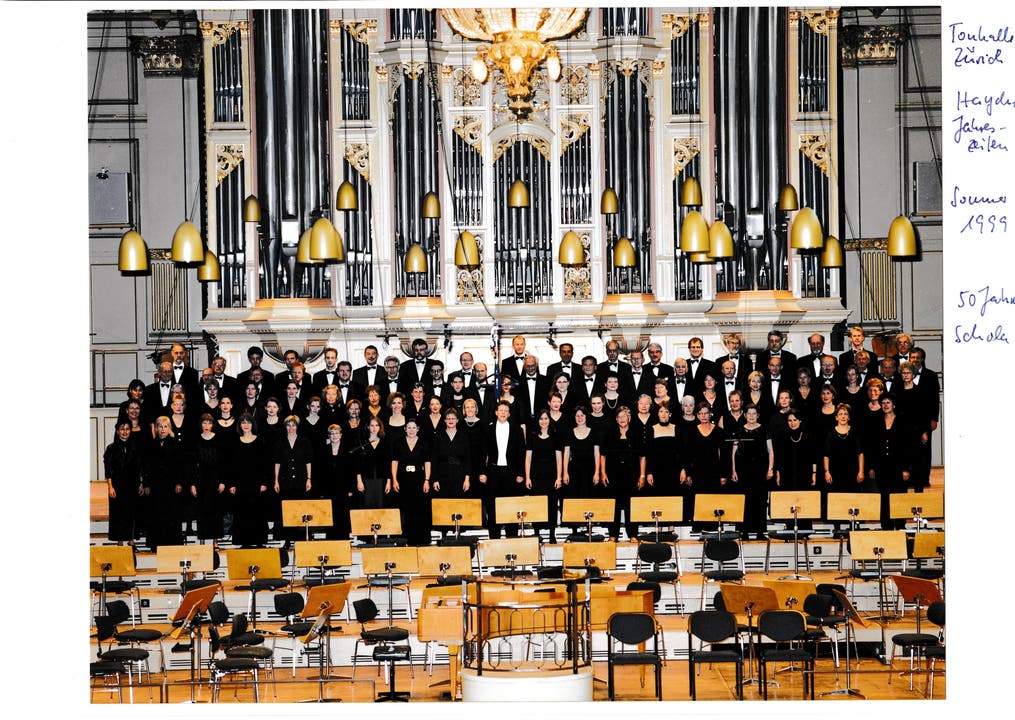 Die Schola Cantorum Wettingensis bei der Vorprobe zu ihrem Auftritt in der Tonhalle Zürich anlässlich des 50-Jahr-Jubiläums 1999.