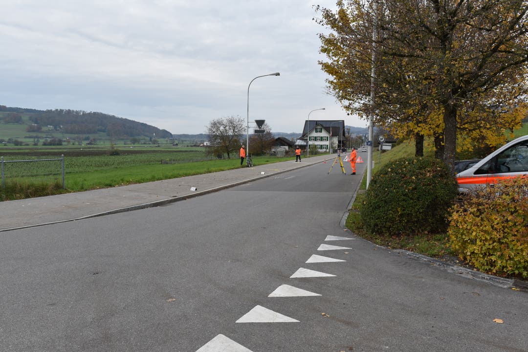 Bonstetten ZH, 11. November: In Bonstetten hat sich am Montagnachmittag ein Velofahrer lebensgefährliche Verletzungen zugezogen.