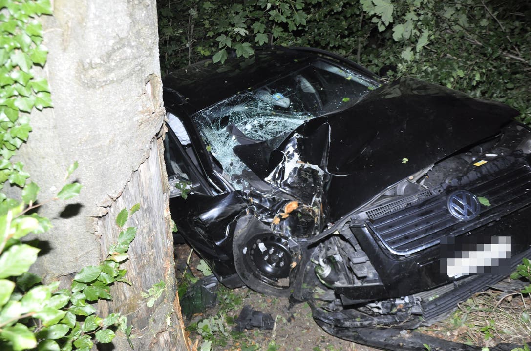 Nuglar-St. Pantaleon SO, 2.September: Ein 19-jähriger Mann verlor die Kontrolle über sein Auto und prallte in einen Baum. Er wurde nicht verletzt.