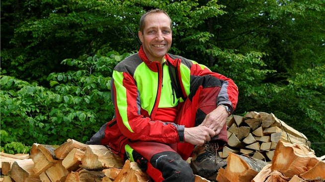 Revierförster Patrik Mosimann möchte die Bevölkerung für den Wald sensibilisieren.
