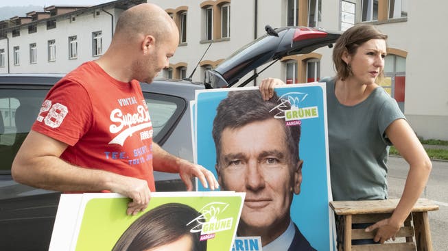 Nationalratskandidatin Kim Schweri (Grüne) war gestern mit Ehemann David Litschig im Zurzibiet zum Plakatieren unterwegs.