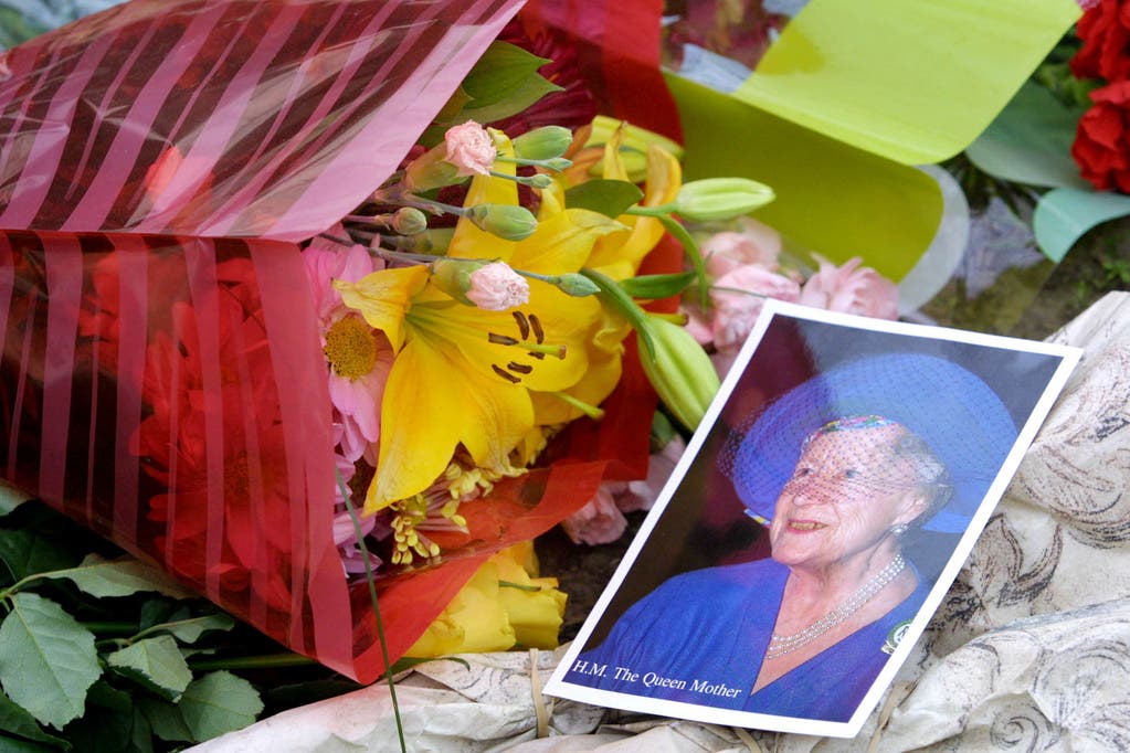 Wenig später muss sie auch für immer Abschied von ihrer Mutter nehmen: Die Königinmutter stirbt am 30. März 2002 im Alter von 101 Jahren.