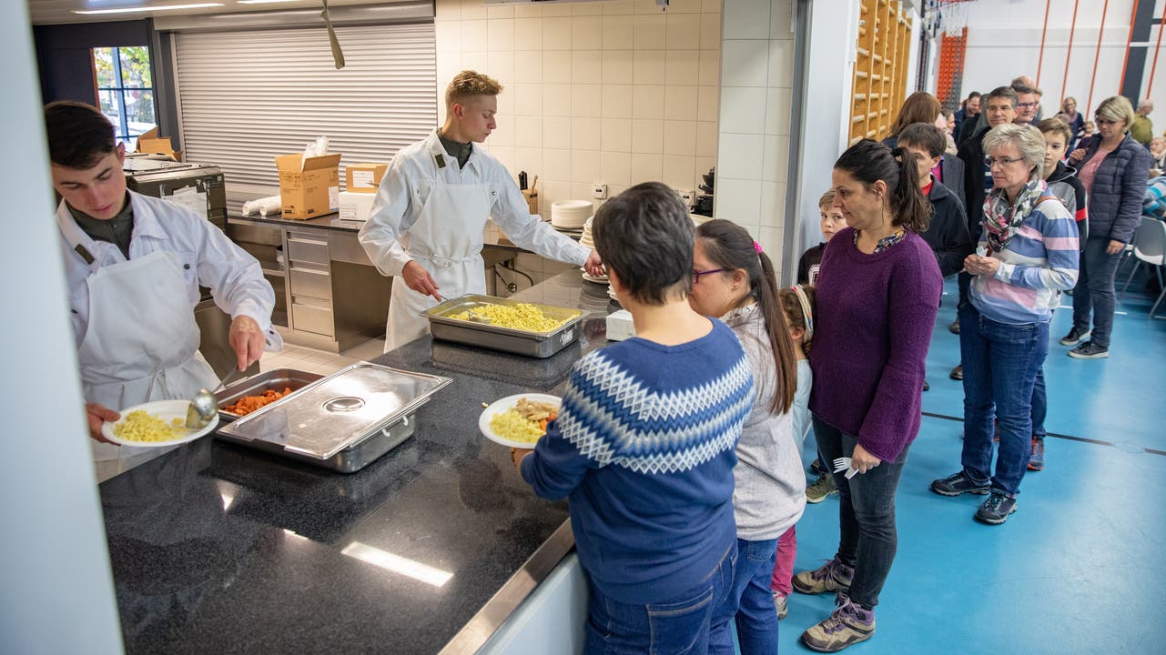  Die Aspiranten der militärischen Küchenchefschule bekochen die Primarschule Lohn-Ammannsegg