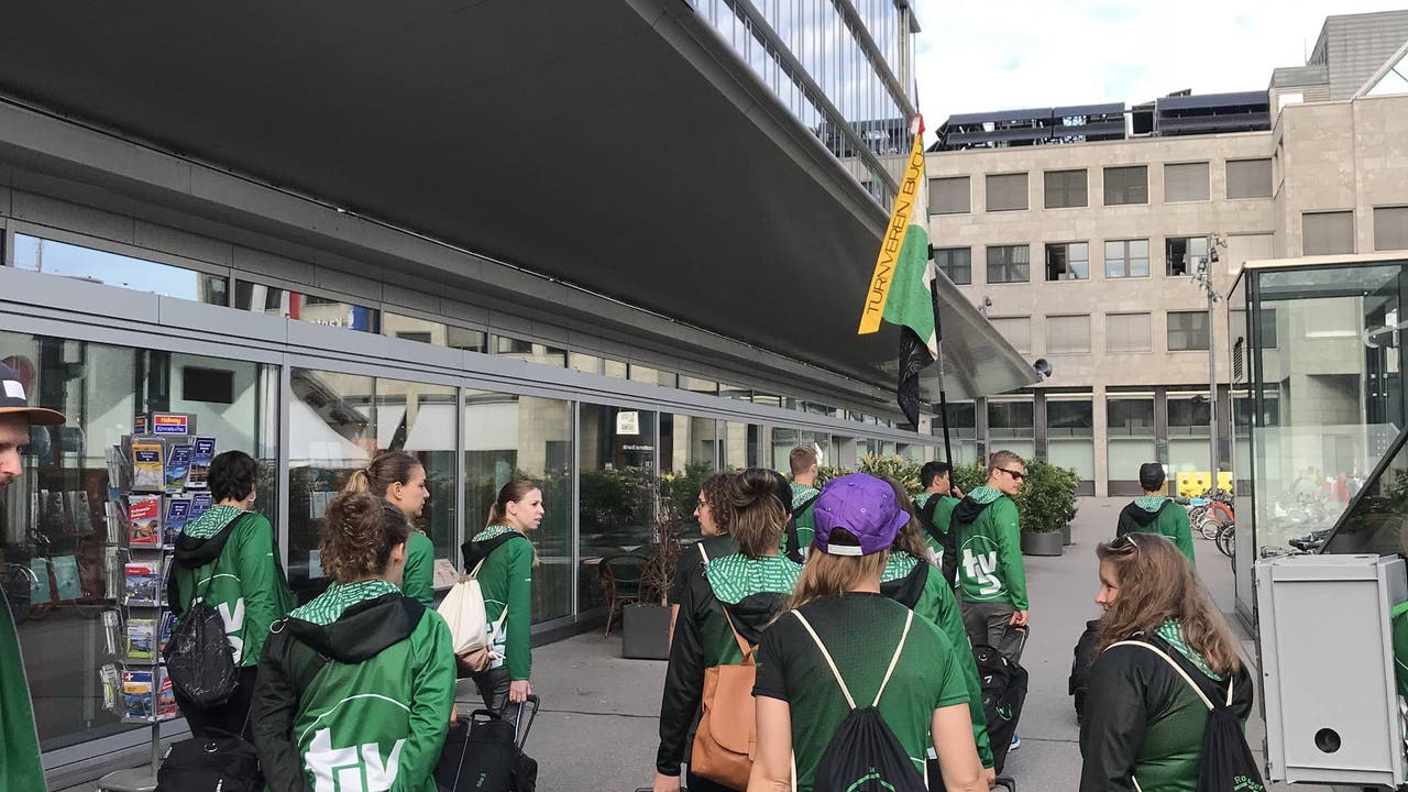Die grüne Welle: Der Zürcher TV Buchs kommt geschlossen am Bahnhof Aarau an und macht sich auf den Weg zum Schachen – sie haben es eilig, denn sie müssen gleich einlaufen.