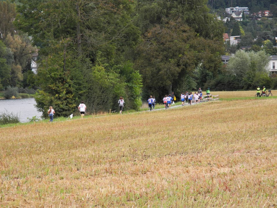 Die Schülerinnen und Schüler rennen der Limmat entlang zum ersten Übergabepunkt.