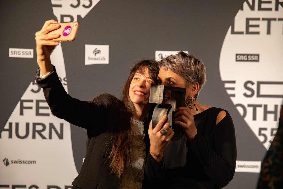 Boutheyna Bouslama macht Selfies mit der Produzentin