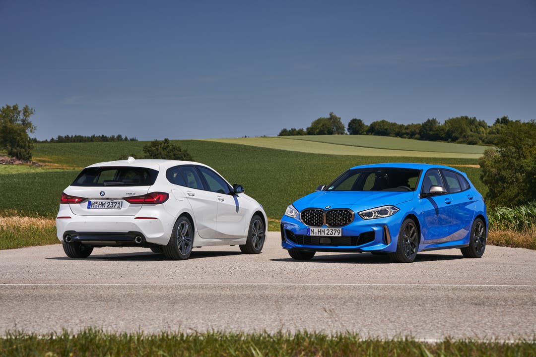 BMW 1er (2019) Das Topmodell M135i xDrive (rechts) zeigt auch neben Sportfahrwerk, -Lenkung und -Bremsen auch optisch von seiner sportlichen Seite.