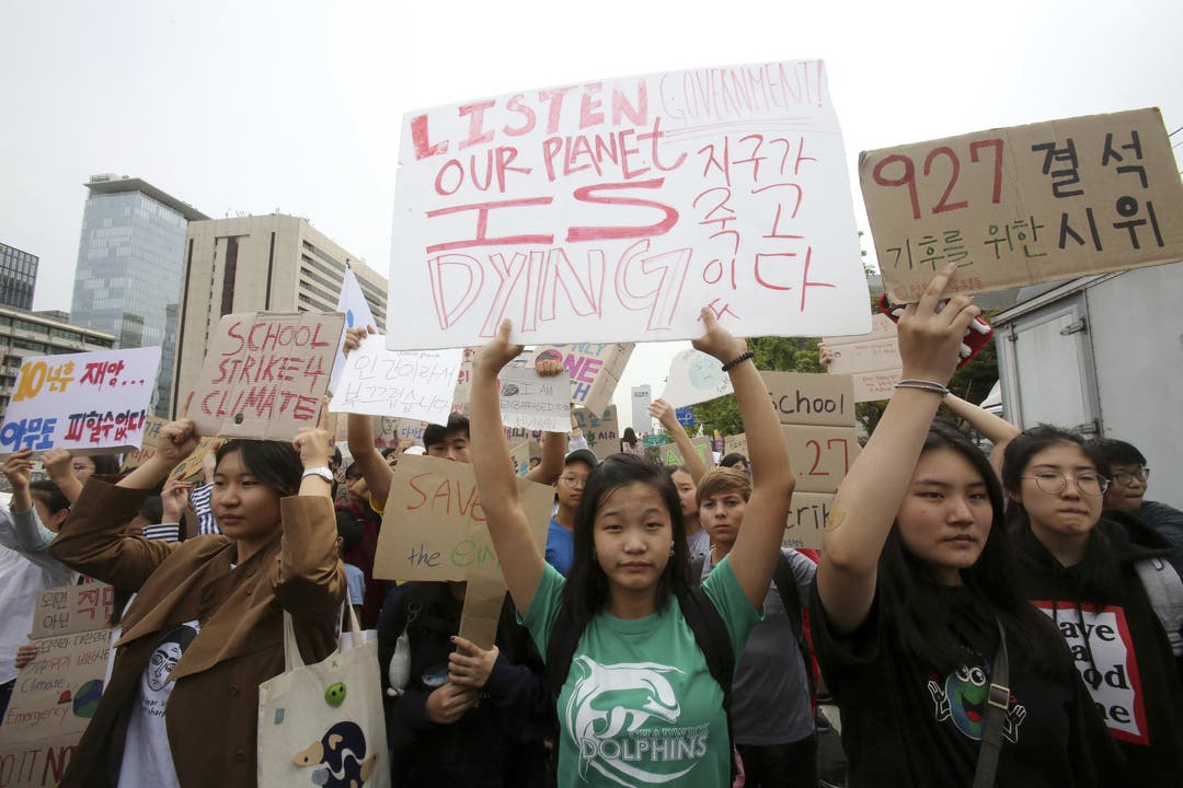 Studenten marschieren zur Residenz des Staatspräsidenten von Südkorea. (AP Photo/Ahn Young-joon)