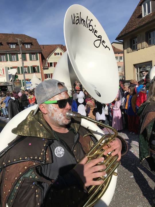 breitenbach tuba Schwer zu tragen und kräftig zu blasen hatte dieser Musikant der Hälmlibieger aus Röschenz.