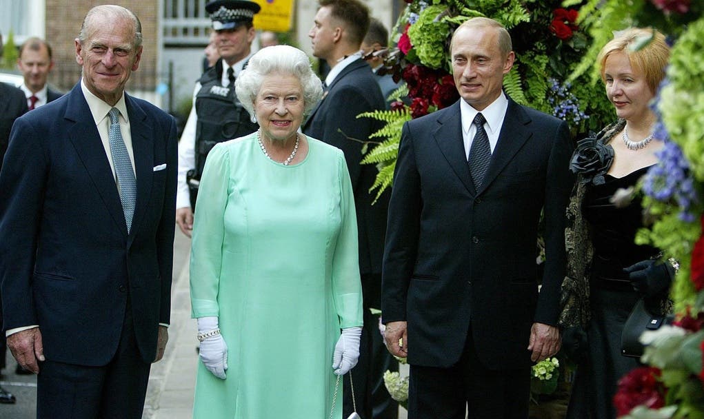 Im Juni 2003 ist Wladimir Putin mit seiner damaligen Ehefrau Lyudmila Putina zu Besuch in London. Die Queen und der russische Präsident sagen beide, man müsse Differenzen in Fragen über den Irak-Krieg beseitigen.