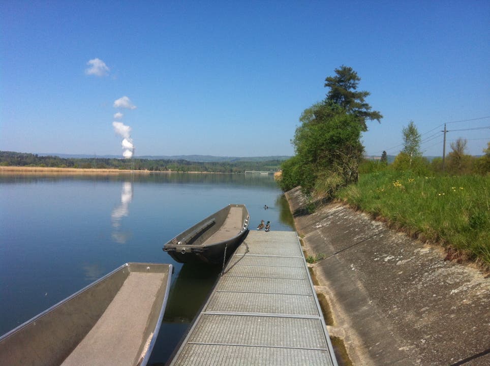 Eine Anlegestelle mit einem Boot der Klingnauer Pontoniere. Sie trainieren allerdings nicht auf dem Stausee, sondern unterhalb des Wasserkraftwerks.