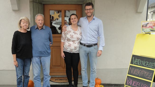 Nach über zehn Monaten hat Laupersdorf wieder eine eigene Bäckerei. Von links: Käthi und Heinz Enggist-Meier (Besitzer der Liegenschaft), Martina Dennler (neue Pächterin der Bäckerei) und ihr Partner Benjamin Capaul.