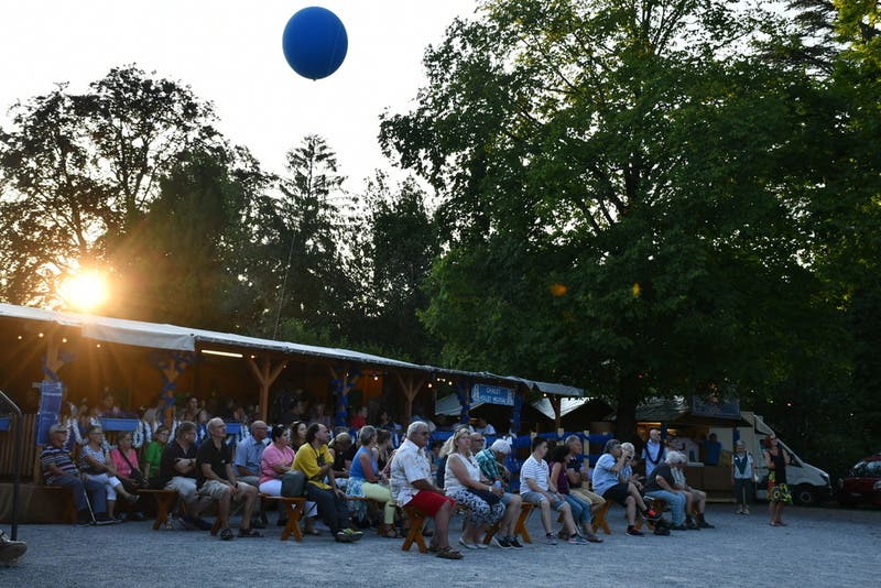Idyllische Abendstimmung beim Chalet Volley Wildsäu im Simmengut. Hier warten die Leute auf den Auftritt von Volxrox in wenigen Minuten.