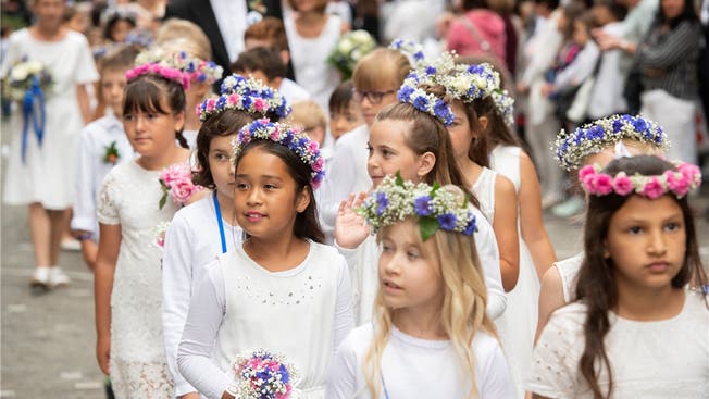 Sehen so gestresste Schülerinnen aus? Für die Kinder bedeutet das Jugendfest viel Programm – und Freude. Bild: Alex Spichale