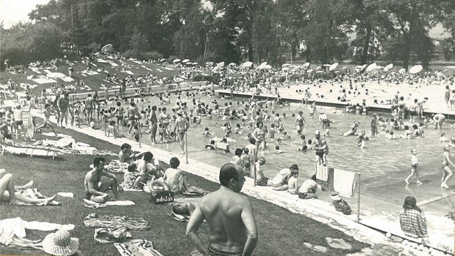 Bereits in den Anfangsjahren des 1969 eröffneten Freibads am Rheinufer zog es zahlreiche Badegäste aus der Region in die temperierten Schwimmbecken.