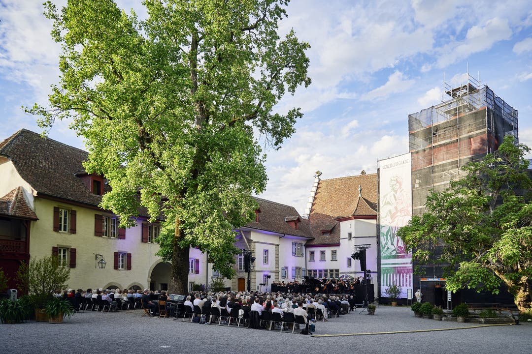 Das Auftaktkonzert der Lenzburgiade im Schloss Lenzburg mit Pianist Oliver Schnyder und Argovia Philharmonic unter Dirigent Douglas Bostock.