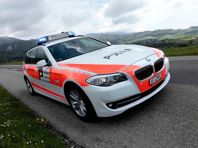Eine Patrouille der Kantonspolizei Solothurn sprach eine ältere Frau an. Sie war auf dem Weg zur Bank. (Archiv)