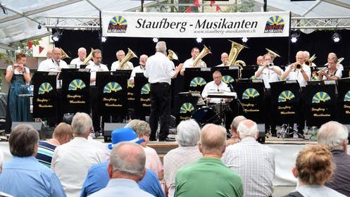 Der Sonntag: Die Staufberg Musikanten erfreuen die Zuhörer mit Blasmusik auf der Eisi-Bühne.
