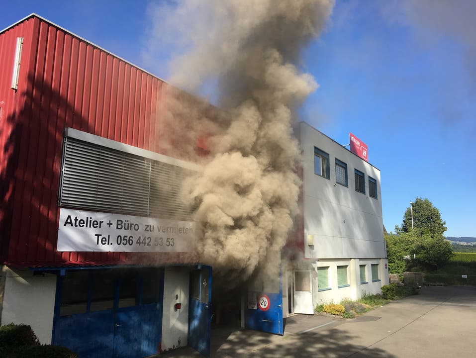 Birrhard AG, 10. Juli: In einer Werkstatt brach ein Brand aus, welcher für starken Qualm sorgte. Es entstand beträchtlicher Sachschaden. Die Ursache ist noch unklar.