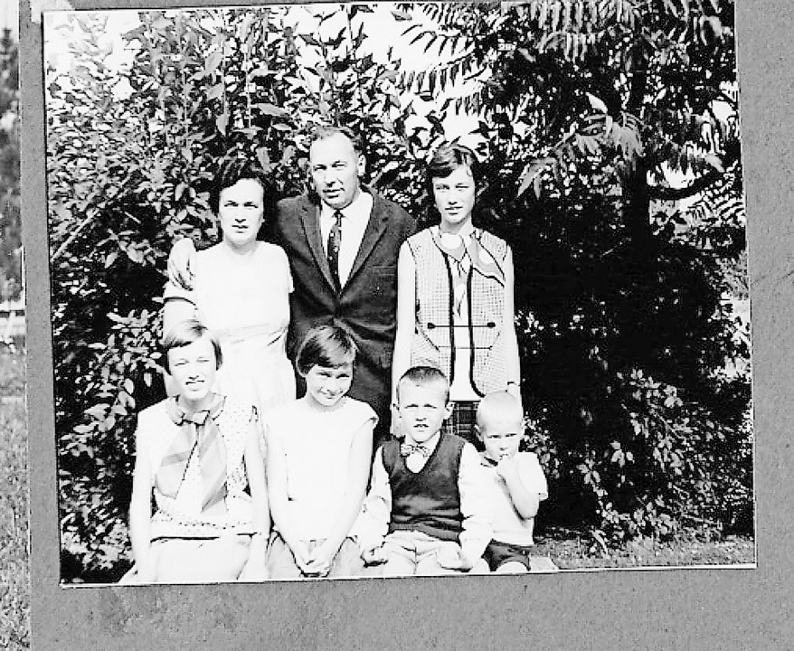 Bernhard Scherer mit seiner Frau und den fünf Kindern im Jahr 1964.