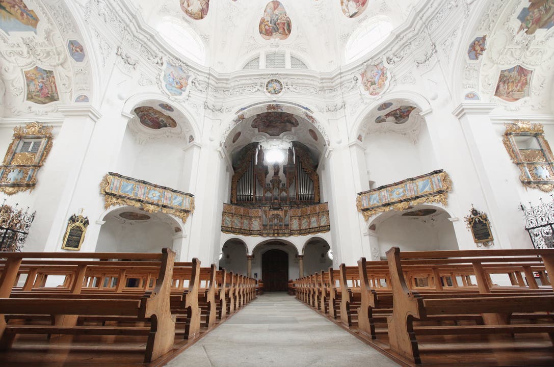 Klosterkirche Muri: 18,5 Grad kühl ist es in der 1027 erbauten Kirche im Aargauer Freiamt – dank enorm dicken Mauern. Die Kirche ist ein kultureller Schatz und einen Besuch wert.