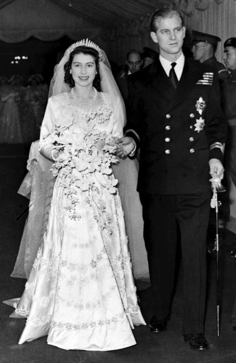 Frisch verheiratet: Elizabeth und ihr Mann Prinz Philip verlassen Westminster Abbey...