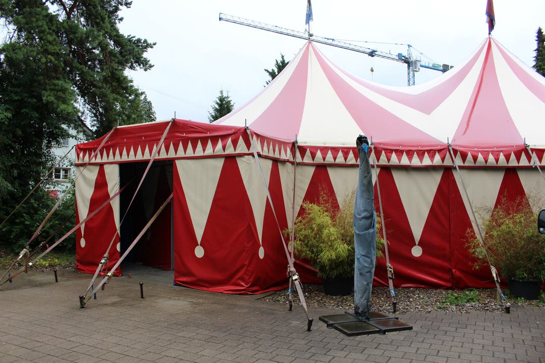 Schluss mit Zirkus im Dorf: Die Heilsarmee bricht ihre Zelte ab. (Bild: Mei)