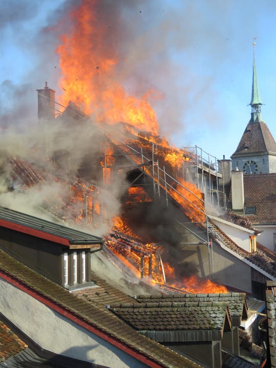 Aarau AG, 3. September: Ein Brand in der Altstadt hat am Dienstagabend Schaden in Millionenhöhe angerichtet. Das Feuer brach im Dachstock einer in Renovation befindlichen Liegenschaft aus und griff auf benachbarte Häuser über.
