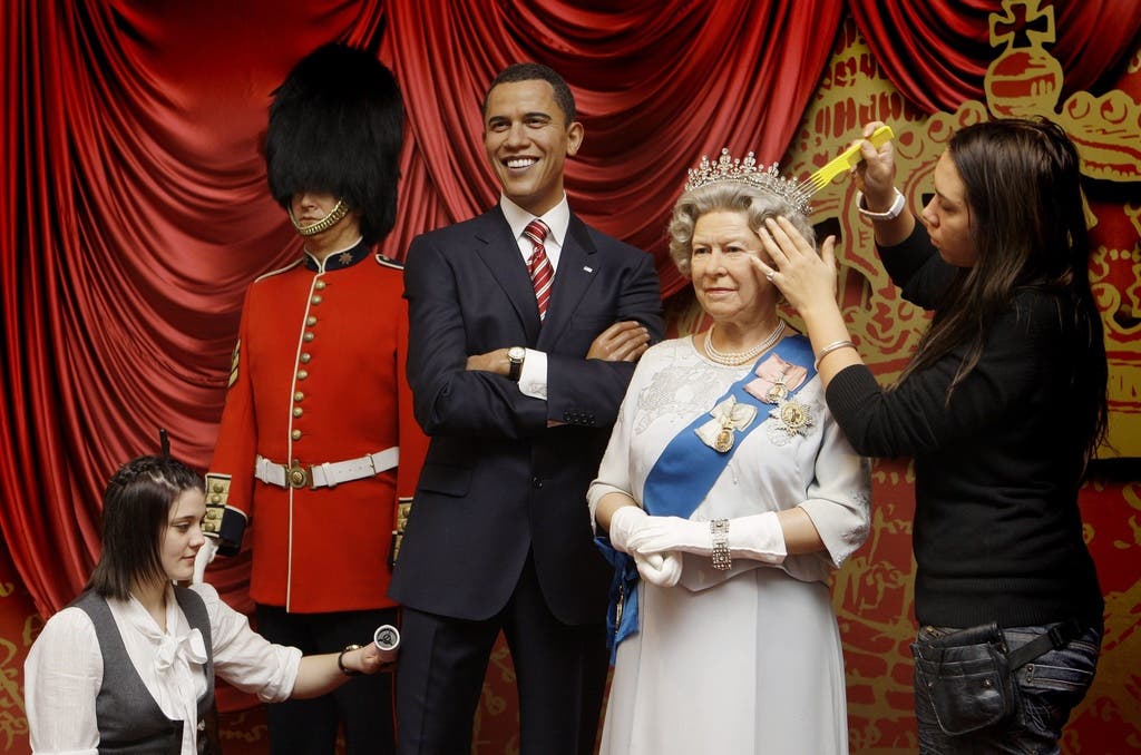 Elizabeth im Museum: Eine Wachsfigur der Queen im Madame Tussauds in London wird hergerichtet. Im Hintergrund Barack Obama.