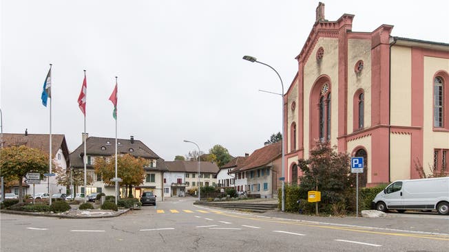 Hier endet der jüdische Kulturweg: Die Synagoge (r.) und das vom Verein «Doppeltür» gekaufte Haus (M.) beim Dorfplatz in Lengnau. Fotos: Claudio Thoma/AZ-Archiv/ZVG