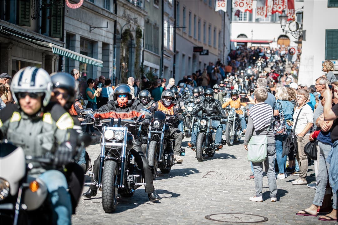 Der Harley-Tross nimmt auf dem Weg den Kronenstutz hinunter fast kein Ende mehr. Bilder: Michel Lüthi
