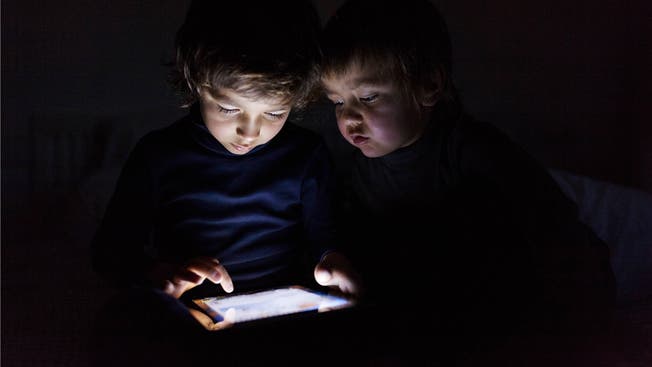 Besonders gross ist die Gefahr durch bläuliche LED für Kinder und Jugendliche, da ihre Augen das Licht schwächer filtern als diejenigen von Erwachsenen.