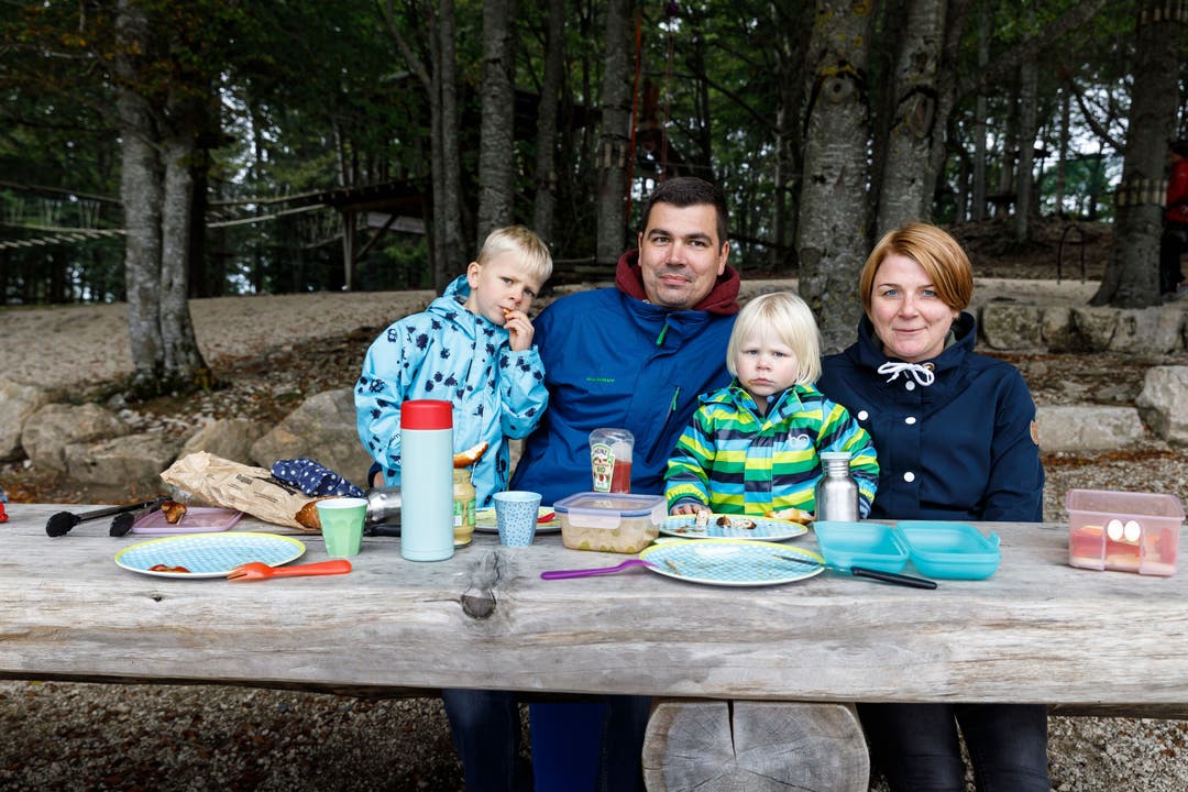 Familie beim Seilpark am Picknicken