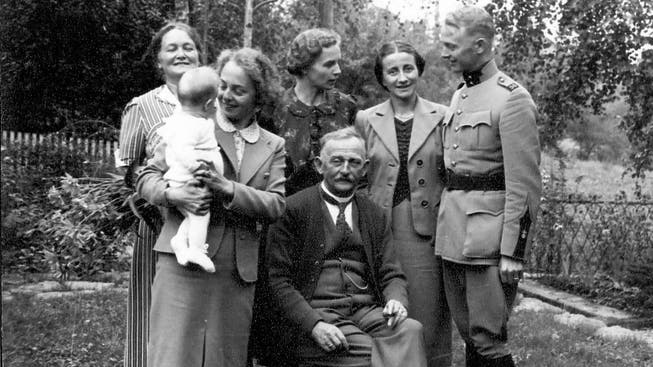 Emil Suter (vorne sitzend) im Kreis seiner Familie. Undatierte Aufnahme aus dem Privatarchiv von Dr. Henry Suter, Wohlen, dem Enkel von Emil Suter.