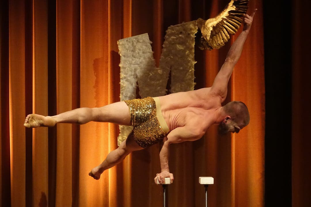 Finn 'Gonzo' Andersen zeigt im Salon Morpheus 'handfeste' akrobatische Akte.