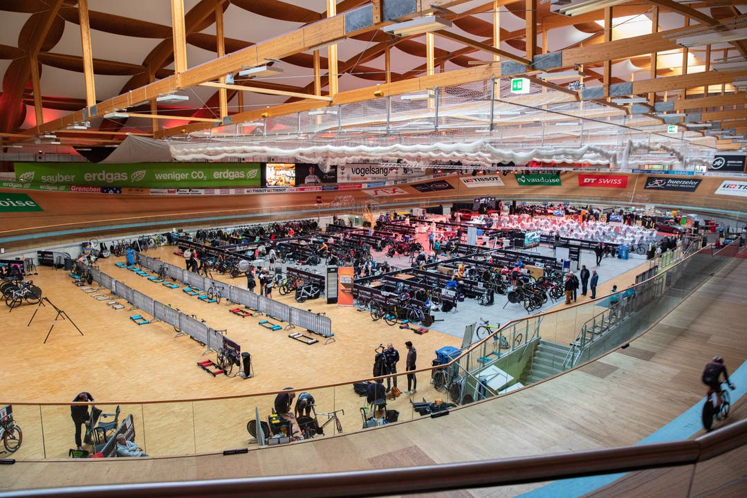  Die Tissot Velodrome Arena in Grenchen wird zum Materiallager.
