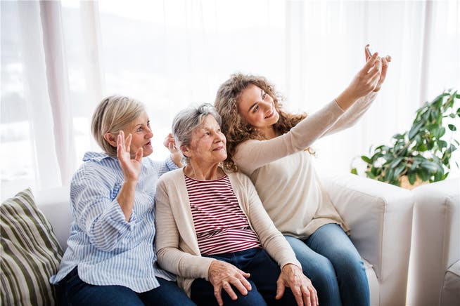Es gehört schon bald zum Alltag, dass Senioren im dritten Lebensalter ihre betagten Eltern mitbetreuen, die bereits das vierte Lebensalter erreicht haben und Unterstützung brauchen. Symbolbild