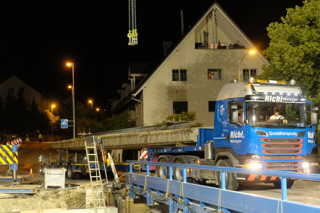Hier bringt ein Lastwagen der Firma Richi aus Weiningen schon das nächste Betonelement.