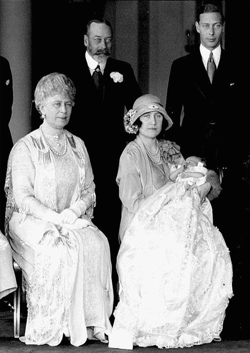 Elizabeth kommt am 21. April 1926 zur Welt. Am Tag der Taufe posiert die Familie für ein Foto: Elizabeth' Grosseltern (links), die Königinmutter und Vater Albert (rechts), der spätere König George VI.